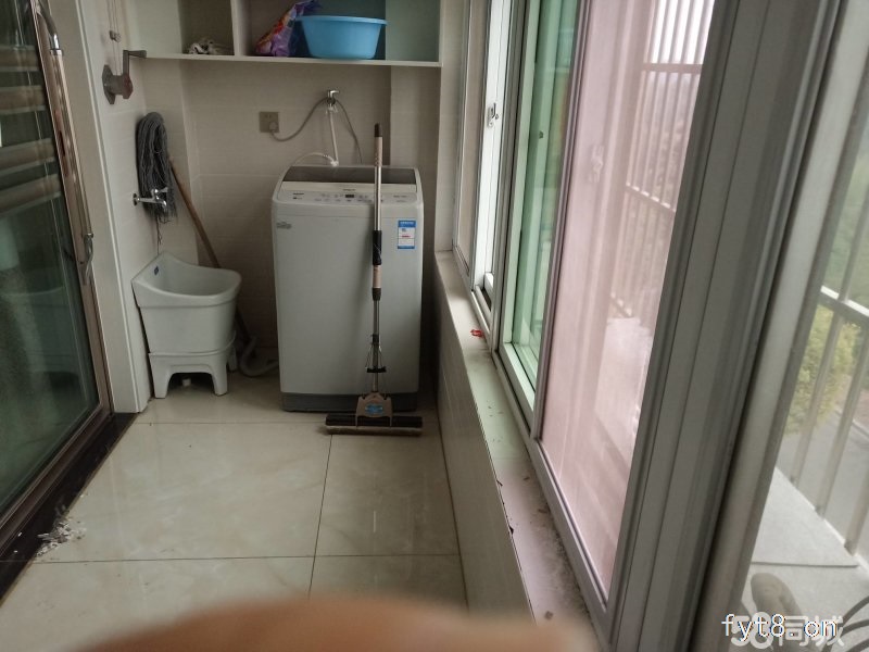 位置优越,环境优美,临近界师学校和明珠广场,附近是附小和一中